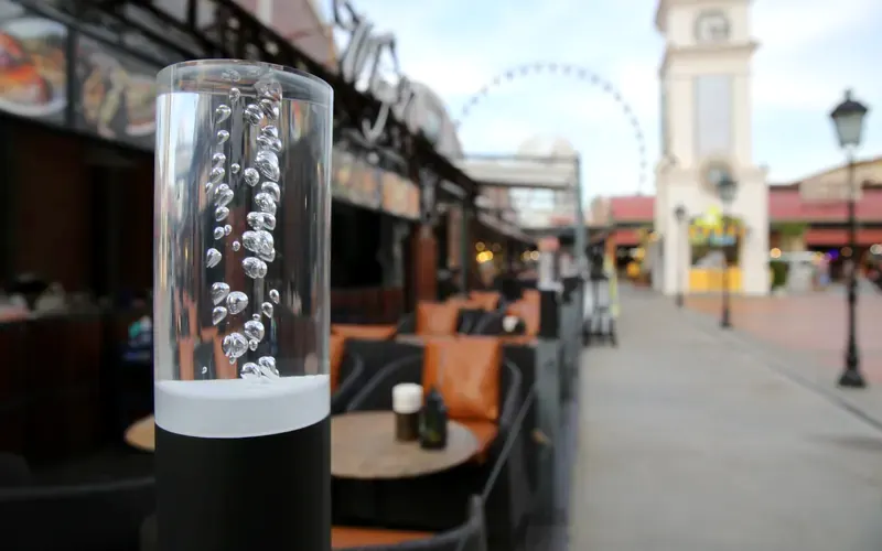 Bubble acrylic column used in an outdoor light fitting